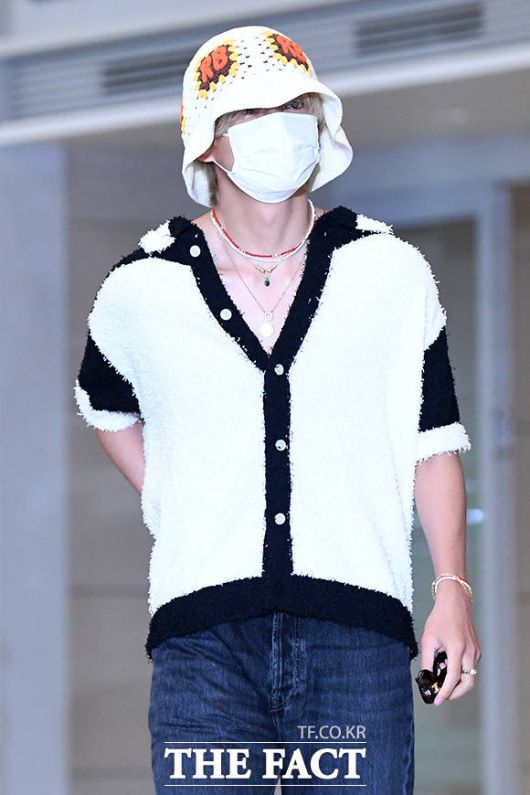 해외 일정 마치고 귀국하는 BTS 뷔.