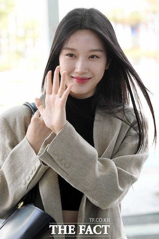 환한 미소로 인사하는 문가영.