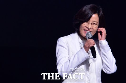 이선희는 1984년 제5회 '강변가요제'에서 같은 학과 선배 임성균과 4막 5장이란 팀으로 출전해 'J에게'를 불렀다. 사진은 이선희 15집 '세렌디피티' 발매 쇼케이스 당시. /더팩트 DB