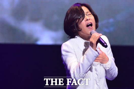 그의 첫번째 인생곡이 'J에게'라면 '인연'은 그의 존재감을 새삼 일깨운 두번째 인생곡이라 할 수 있다. 이선희가 드라마 '다모'를 보고 쓴 이 곡은 동양적 악기가 쓰인 애절한 멜로디와 가사가 특징이다. /더팩트 DB