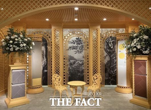 삼성전자는 그동안 삼성스토어(옛 디지털프라자) 매장을 공간과 가전제품이 어우러진 공간으로 구성해 소비자들의 호평을 받아왔다. 사진은 지난 2021년 비스포크 시그니처 컬러였던 '제주옐로우'를 테마로 구성된 공간의 모습. /최문정 기자