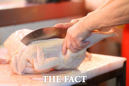 7일 축산물품질평가원에 따르면 지난달 닭고기 도매가격이 전년 동일 대비 3.7% 상승했고, 소매가격 역시 Kg당 6271원으로 지난해 같은 기간 보다 10.9% 올랐다. /더팩트 DB