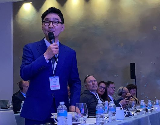 KOMCA는 2019년에 이어 지난해 6월 국제저작권관리단체연맹(CISAC) 이사국으로 재당선됐다. 사진은 올해 맥시코에서 열린 CISAC총회에서 추가열 회장이 발표하는 모습. /KOMCA