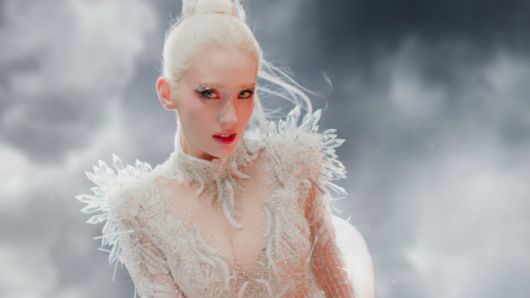 'Fast Forward'의 장르는 올가닉한 사운드와 미니멀 베이스 사운드가 인상적인 딥하우스다. 청량감 있는 악기들이 더해졌고 고조되는 프리코러스와 에너제틱한 훅을 포인트로 진정한 사랑을 만나고 싶은 마음을 담아냈다. /더블랙레이블