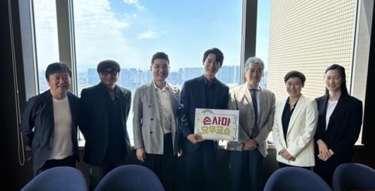 일본 후지 TV와 케이블 TV 등에 동시 방영될 '트롯걸 in 재팬'은 서 PD(오른쪽에서 두번째)가 연출한 MBN '불타는 트롯맨'의 일본판이다. 크레아 스튜디오 및 nCH 재팬 측은 지난달 5일과 11일 현지 제작진과 두 차례 회의를 통해 오디션 진행 개요와 노하우를 공유했다. 사진 가운데는 '불타는 트롯맨' 우승자 손태진. /크레아 스튜디오