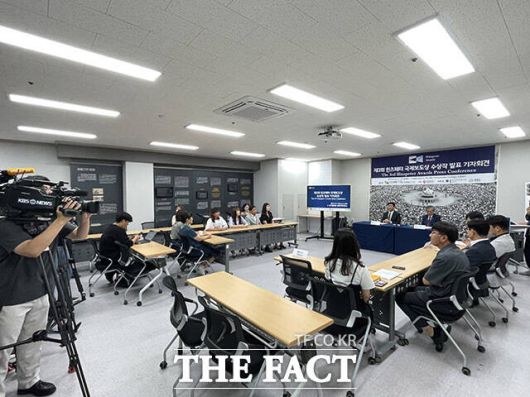 지난 6월 1일부터 7월 21일까지 진행된 국제공모를 통해 출품된 경쟁 부문 작품은 1차 심사(2023.7.24.~8.16)를 거쳐 총 8 작품을 선정하고, 2차 심사(8.18~24) 및 최종결정회의를 통해 수상자를 확정했다.