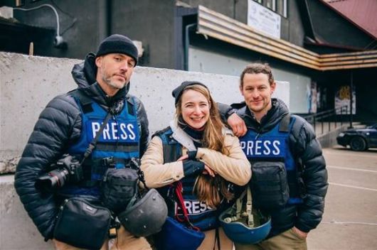 <제3회 힌츠페터 국제보도상 뉴스부문 수상자>- 뉴스 부문(Award for News)에서 <바흐무트 전투 (The Battle of Bakhmut)>로 수상한 (왼쪽부터) 아담 데지데리오(Adam Desiderio), 줄리아 코체토바(Julia Kochetova), 벤자민 솔로몬(Benjamin Solomon).