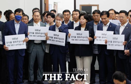 더불어민주당 소속 의원들이 이재명 대표를 찾아 단식 중단을 촉구하고 있다
