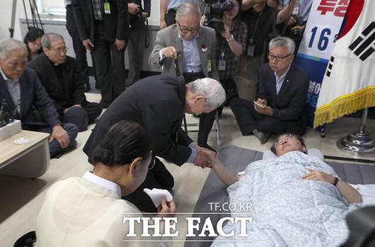 이재명 대표가 15일 오전 종교계 및 시민사회단체 원로들을 만나고 있다.