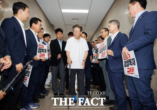 단식 투쟁 16일차인 이재명 대표가 15일 오전 서울 여의도 국회 농성장을 잠시 나왔다가 피켓 시위하는 동료 의원들을 바라보고 있다.