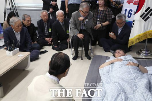 이재명 더불어민주당 대표가 15일 오전 국회 당대표회의실에 마련된 농성장에서 단식 중단을 요청하기 위해 찾은 종교계 및 시민사회단체 원로들을 만나고 있다.