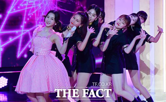 가수 홍지윤이 18일 오후 서울 마포구 SBS 프리즘타워에서 열린 첫 정규앨범 'Jiyun is... (지윤 이즈)' 발매 기념 쇼케이스에서 타이틀곡 '새벽차' 무대를 펼치고 있다. /서예원 인턴기자