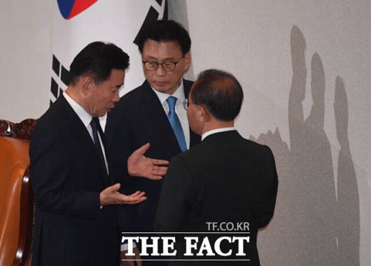 한동훈 법무부 장관의 이유 설명이 길어지며 여야 의원의 항의가 계속되자 국회의장과 여야 원내대표가 논의하고 있다.