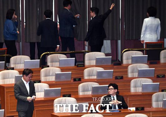 한동훈 법무부 장관(오른쪽)이 이 대표 체포동의안 투표를 마친 박범계 전 법무부 장관을 바라보고 있다.