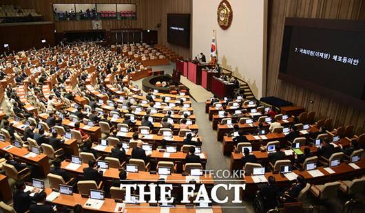 21일 오후 서울 여의도 국회 본회의장에서 열린 본회의에서 이재명 더불어민주당 대표의 체포동의안 표결이 상정되고 있다.