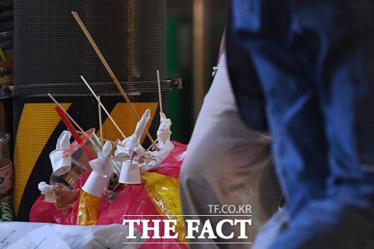 홍대 거리에서 어렵지 않게 찾아볼 수 있는 탕후루 꼬치와 쓰레기.