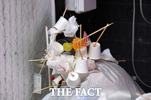 또 과일과 설탕이 합쳐진 간식이기에 노출된 상태로 버려진 쓰레기에는 개미와 파리 등 벌레가 꼬이고 악취를 발생시킨다.