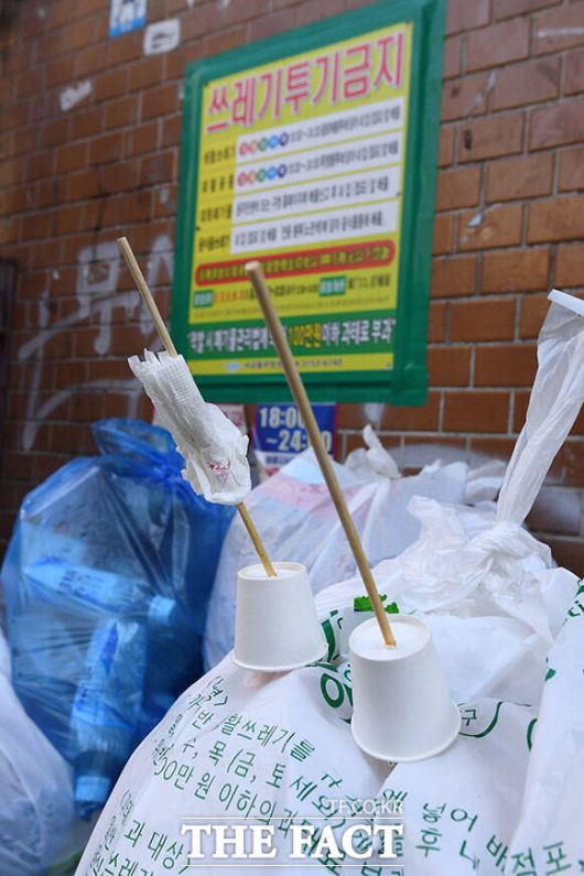 '봉투 위에 올려두면 그나마 양반' 봉투에 꽂아놓고 간 탕후루 꼬치는 행인들을 불편하게 하고, 쓰레기 봉투를 찢어지게 만들어 봉투에 담긴 쓰레기까지 새어나오게 만든다.