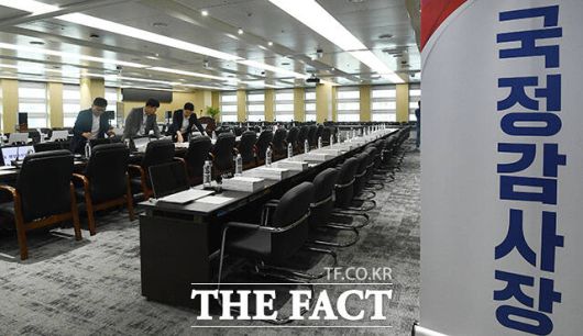 21대 국회 마지막 국정감사가 10일 막을 올리면서 국회 상임위 곳곳에서 난타전이 예상된다. 국회 행정안전위원회 국정감사를 하루 앞둔 9일 오전 세종시 정부세종청사 민원동 대회의실에서 관계자들이 국정감사 준비에 분주한 모습을 보이고 있다. /세종=이동률 기자