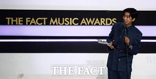 아티스트와 팬이 함께 만들고 즐기는 K-POP 축제 '2023 더팩트 뮤직 어워즈'가 10일 오후 인천 남동구 수산동 인천남동체육관에서 화려한 막을 올린 가운데 가수 임영웅이 '올해의 아티스트'를 수상하고 있다. /인천남동체육관=서예원 인턴기자