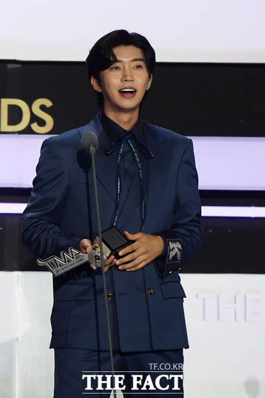 아티스트와 팬이 함께 만들고 즐기는 K-POP 축제 '2023 더팩트 뮤직 어워즈'가 10일 오후 인천 남동구 수산동 인천남동체육관에서 화려한 막을 올린 가운데 가수 임영웅이 '올해의 아티스트'를 수상하고 있다. /인천남동체육관=서예원 인턴기자