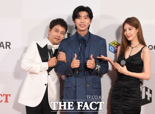 임영웅(사진 가운데)은 레드카펫 포토타임에서도 단연 돋보였다. MC를 맡은 전현무(왼쪽), 서현(오른쪽)과 포토타임을 갖고 있다. /인천남동체육관=이새롬 기자