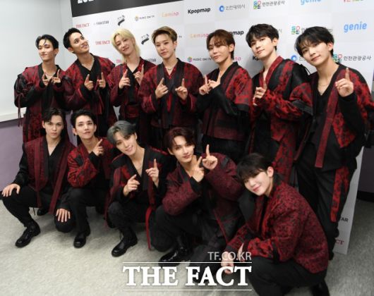 '2023 더팩트 뮤직 어워즈(TMA)'가 10일 오후 인천 남동구 수산동 인천남동체육관에서 화려한 막을 올린 가운데 그룹 세븐틴이 인터뷰에 앞서 포즈를 취하고 있다. /배정한 기자