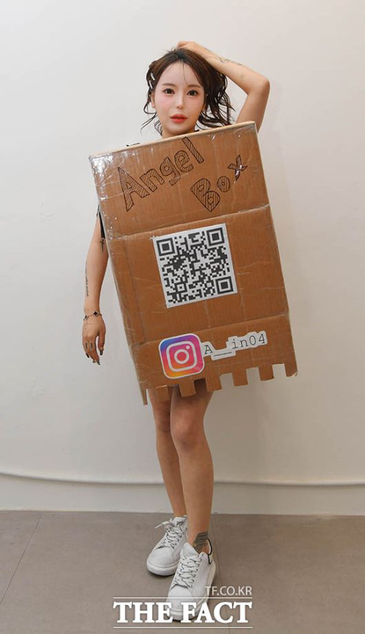 직접 만든 '엔젤박스'를 걸치고 포토타임 갖는 AV 배우 겸 모델 아인. /이덕인 기자