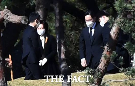 삼성은 오는 25일 이건희 선대회장 3주기 추모식을 열 것으로 보인다. 사진은 2주기 추모식에 참석한 이재용 삼성전자 회장(오른쪽)과 홍라희 전 리움미술관장. /임영무 기자