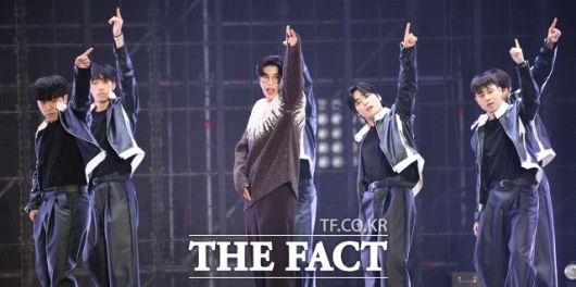 임영웅의 콘서트는 티켓 예매 당시부터 치열한 구매경쟁으로 뜨거웠다. 사진은 지난 10일 펼쳐진 '2023 더팩트 뮤직 어워즈'에서 임영웅이 화려한 무대를 펼치고 있다. /이동률 기자