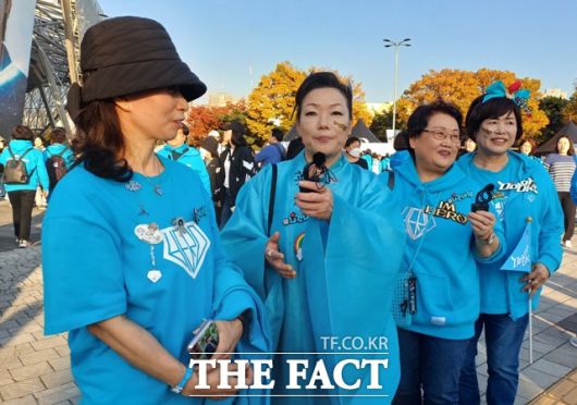 일부 관객들은 임영웅 콘서트를 보기 위해 오전부터 공원을 찾아 자리를 잡았고, 공연 시작 3시간 전부터는 이미 발 디딜 틈 없을 만큼 인파로 북적였다. 영웅시대 팬들은 공연장 입장 전 축제 분위기를 즐겼다. /강일홍 기자