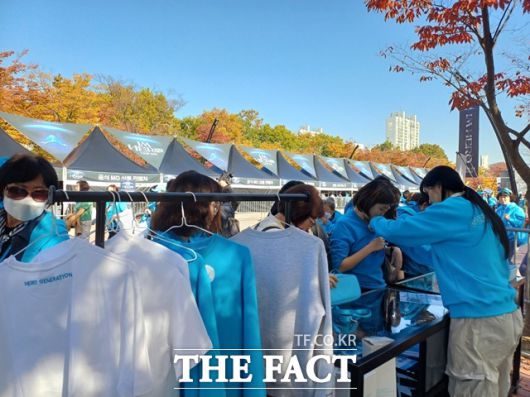 티켓을 구하지 못한 팬들이 훨씬 더 많았지만 모두가 한데 어울려 축제를 즐겼다. 공원 광장에는 하늘색 후드 티와 챙모자, 응원봉을 준비한 팬들과 임영웅 홍보를 위한 각종 기념품과 브로셔 등이 물결 쳤다. /강일홍 기자