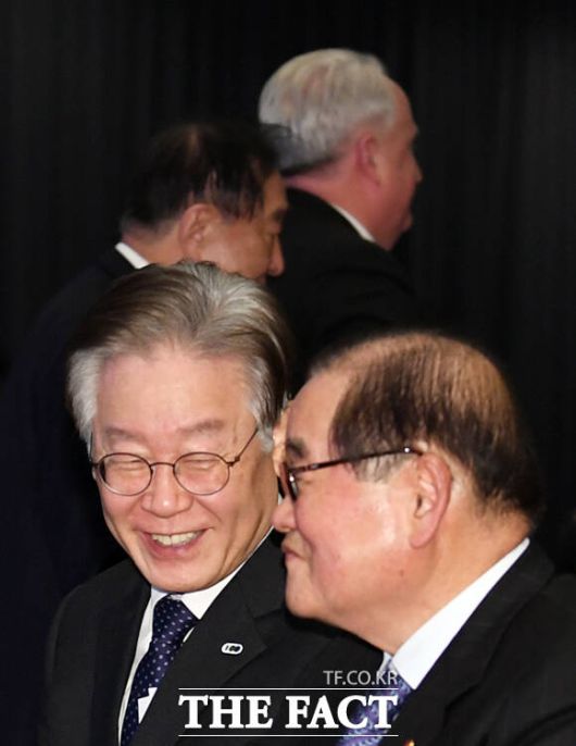 이재명 더불어민주당 대표(왼쪽 아래)가 8일 오후 서울 여의도 중소기업중앙회에서 열린 '김대중 대통령 탄생 100주년 기념사업 추진위원회 출범식 및 후원의 날'에 참석해 이종찬 광복회장과 대화하는 가운데, 인요한 국민의힘 혁신위원장(오른쪽 위)이 이 대표와 인사를 하지 않은 자리를 떠나고 있다.