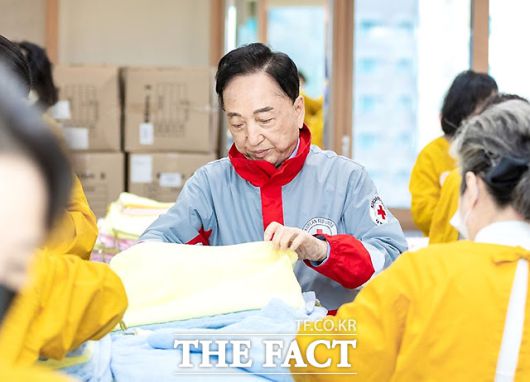 김철수 대한적십자사 회장이 15일 서울 중구 적십자 서울사무소 4층 앙리뒤낭홀에서 취약계층 어르신 가구에 전달할 사랑의 선물을 제작하고 있다. /대한적십자사