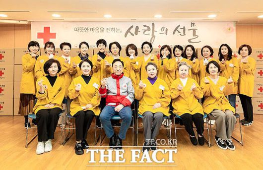 대한적십자사 김철수 회장(첫줄 왼쪽 세번째)과 장예순 부회장(첫줄 왼쪽 네번째)이 ‘사랑의 선물’ 제작 행사에서 참석자들과 기념촬영을 하고 있다. 한동훈 법무부장관의 배우자 진은정 변호사(왼쪽 위에서 두번째)도 참석해 포즈를 취하고 있다. /대한적십자사