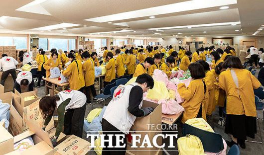 대한적십자사 본사 여성봉사특별자문위원회(위원장 서창희)와 수요봉사회 회원들이 15일 서울 중구 적십자 서울사무소 4층 앙리뒤낭홀에서 취약계층 어르신 가구에 전달할 사랑의 선물을 제작하고 있다. /대한적십자사