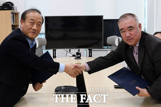 두 손 맞잡은 김영만 한국e스포츠협회 회장(왼쪽)과 박정철 한국연예인스포츠협회 회장.