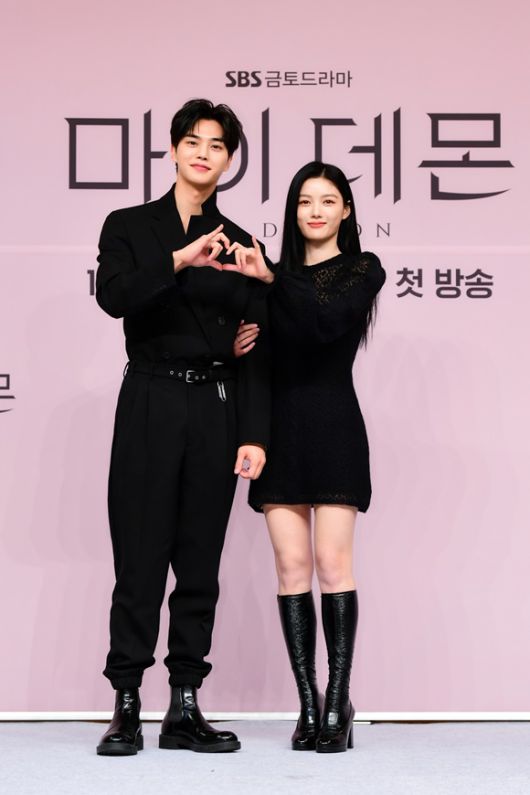 배우 송강(왼쪽)과 김유정이 '마이 데몬'에서 각각 정구원과 도도희 역을 맡는다. /SBS