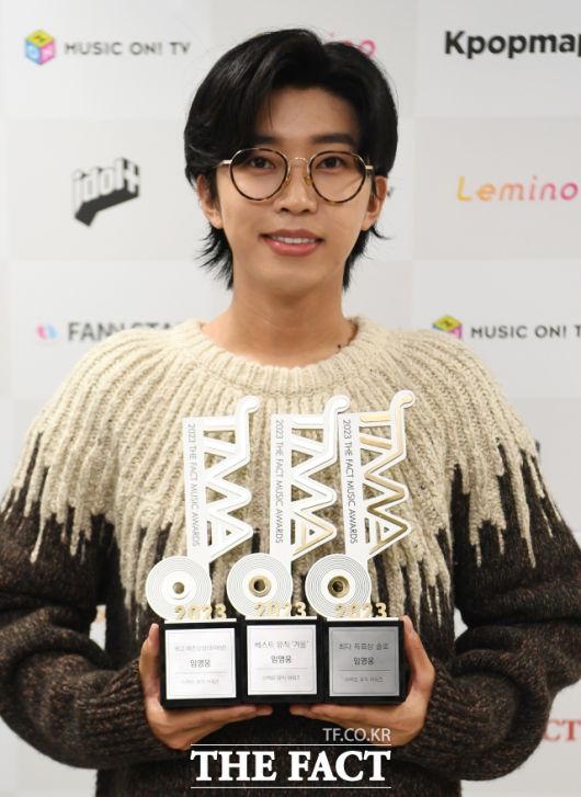 임영웅은 지난 9월 인천 남동체육관에서 펼쳐진 2023 TMA(더팩트 뮤직어워즈)에서 5관왕을 차지한데 이어 지난달 일본 도교돔에서 열린 2023 MAMA 어워즈에서는 월드와이즈 팬스 초이스 본상을 수상한 바 있다. 사진은 2023 TMA 수상 당시 임영웅의 모습. /더팩트 DB