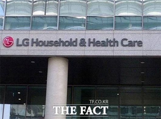 LG그룹에서 가장 많은 금액을 기부한 계열사인 LG생활건강은 올해 3분기까지 누적 영업이익이 전년 동기 대비 25.8% 줄었지만, 기부금은 30.1% 늘렸다. /더팩트 DB