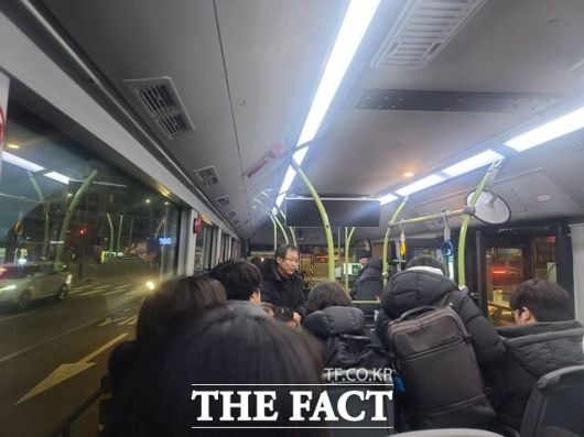 자율주행버스 '심야A21'이 4일 오후 11시 40분 첫 운행을 시작했다. 박상욱 자율주행 스타트업 애스유엠 부장이 안전벨트 착용을 당부하는 모습. /장혜승 기자