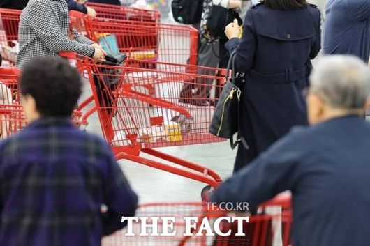 유통업계가 연말 할인행사 흥행으로 미소를 지었지만, 길어질 불황을 대비하기 위한 후속 전략이 더 필요하다는 지적이 나온다. 사진은 지난달 10일 서울 시내 한 대형마트에서 장을 보는 시민들의 모습. /뉴시스