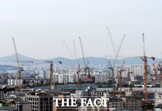 시공능력평가 285위인 남명건설이 이달 금융결제원으로부터 당좌거래 정지를 통보받았다. 유동성 문제로 12억 원대의 어음을 막지 못해 부도 처리됐다. 수도권의 한 아파트 건설 현장 모습. /더팩트 DB