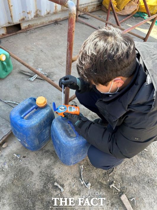 무기산 단속 중인 경기도 어업 감독 공무원./경기도