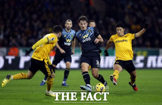 번리 선수들과 볼을 다투고 있는 황희찬(맨 오른쪽)./울버햄튼=AP.뉴시스