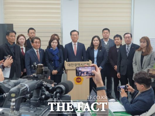 친이상민 계로 불리는 대전지역 시구의원과 당원 등 19명이 더불어민주당 탈당 기자회견을 하고 있다. / 대전=최영규 기자