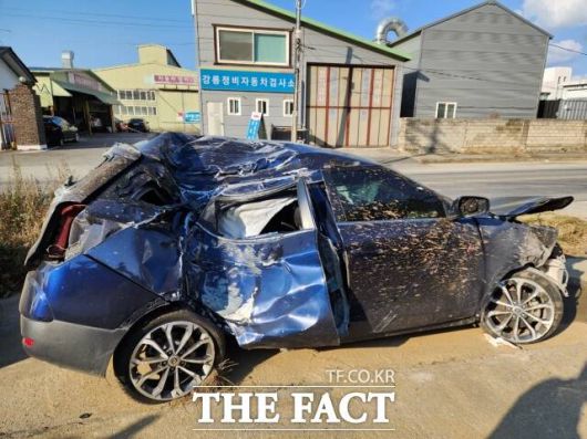 2022년 12월 6일 강릉 홍제동, 할머니와 쌍용차 티볼리 차량을 타고 있던 이도현 군은 급발진 의심 사고로 숨졌다. 사진은 사고 후 형체를 알아 보기 힘들게 파손된 티볼리 차량 모습/ 이상훈 씨 제공