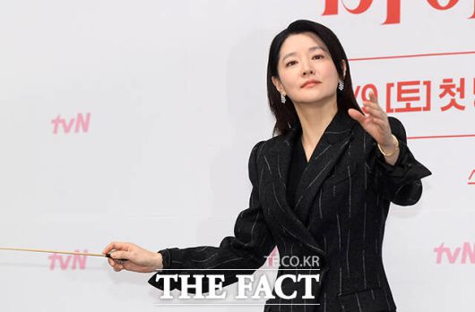 배우 이영애가 6일 오전 서울 구로구 라마다 신도림 호텔에서 열린 TvN 새 토일드라마 '마에스트라' 제작발표회에 참석해 포즈를 취하고 있다. /서예원 기자