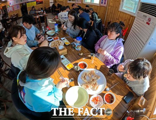 오전 일정 후 이광석 감독과 점심 식사를 하는 선수들. 이날 메뉴는 중국음식이다. /괴산=김세정 기자