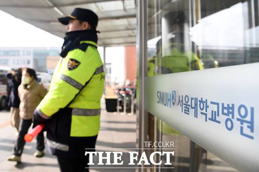 부산 방문 도중 습격 당한 이재명 더불어민주당 대표가 4일 오후 서울 종로구 서울대병원에 입원 중인 가운데 경찰들이 경계 근무를 서는 모습. 전날 서울대병원에 유튜버와 지지자들로 인산인해를 이뤘다. /서예원 기자